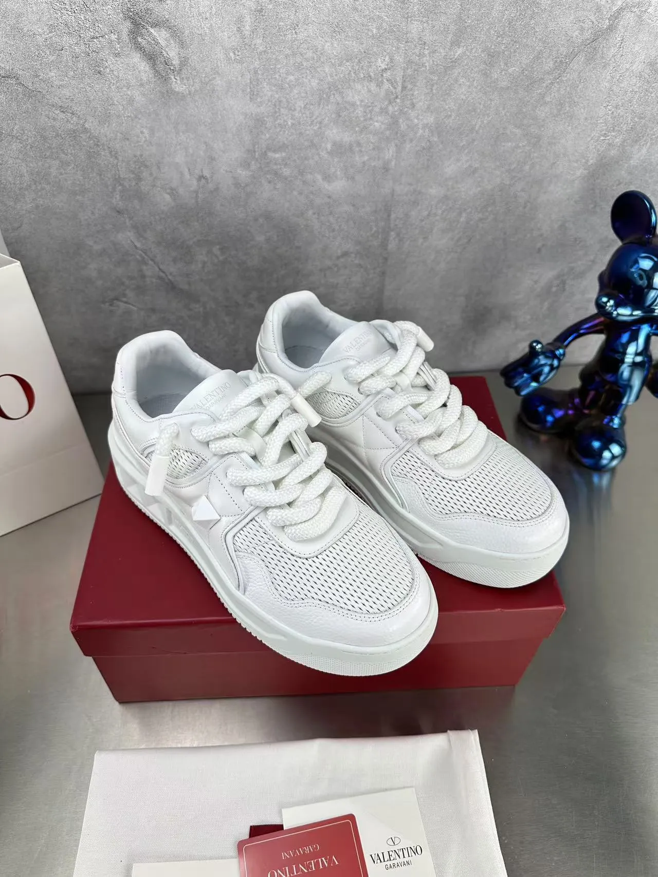 👟👟Ex-factory price 640👟👟 🔺Valentino🔺Valentino new casual shoes 2023 latest model hot style for catwalk couples, thick shoelaces, the same style as Elsa Hosk, Zhang Yixing, Guan Xiaotong and many other stars 🔥 Top version + lasting process, full oil edge on the upper. Fabric: Customized cowhide + cowhide lining with breathable mesh. Outsole: original molded TPU thickened outsole. Size for women is 35-40. Men’s size is 39-45.